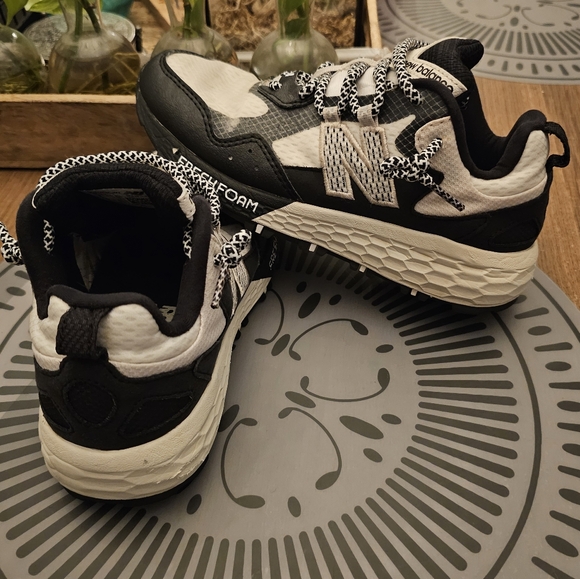 New Balance Fresh Foam Crag v2 Trail Black White Moonbeam Hiking Running Sz 5 - Picture 1 of 11